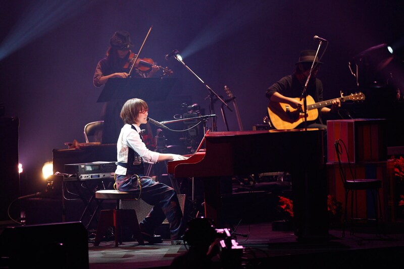 クリスマスライブではアンコールを含め18曲を熱唱した奥華子。ライブは「きよしこの夜」で幕を開け、「僕のクリスマス」で締められた。