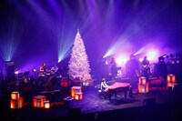 写真は「奥華子クリスマスコンサート'10 一夜限りのSPECIAL SESSION」の様子。