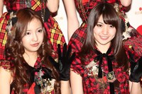 写真左から板野友美、大島優子（AKB48）。