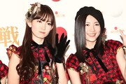 写真左から小嶋陽菜（AKB48）、松井珠理奈（SKE48）。