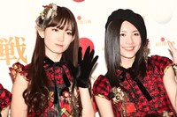 写真左から小嶋陽菜（AKB48）、松井珠理奈（SKE48）。