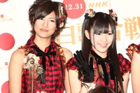 写真左から宮澤佐江、渡辺麻友（AKB48）。