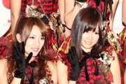 写真左から高橋みなみ、前田敦子（AKB48）。