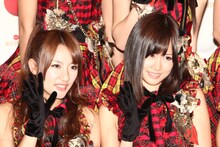 写真左から高橋みなみ、前田敦子（AKB48）。
