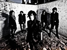 MERRYは2011年11月に結成10周年を迎える。