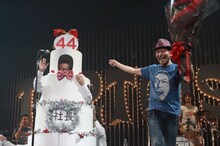 所属事務所社長（左）とトータス松本。