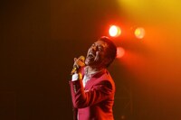 熱唱するトータス松本。