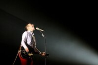 熱唱するトータス松本。