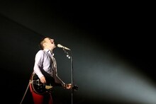 熱唱するトータス松本。