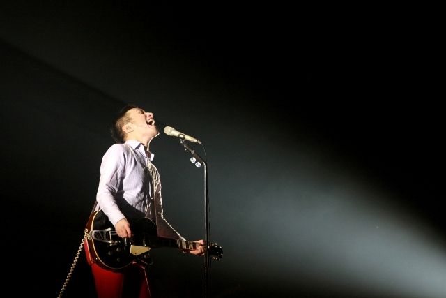 熱唱するトータス松本。