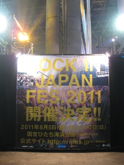 現在開催中の「COUNTDOWN JAPAN 10/11」会場内でも「ROCK IN JAPAN FES.2011 開催決定!!」と書かれた告知フラッグが掲出されている。
