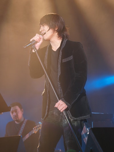 CRAZYMAN CLUB BANDの演奏をバックに熱唱する吉井和哉。