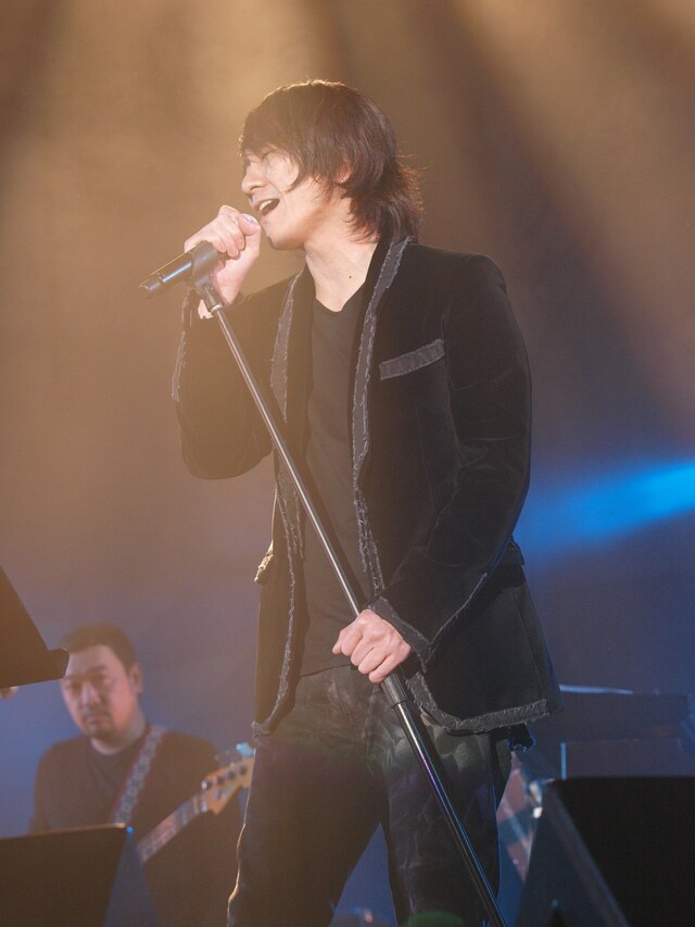 CRAZYMAN CLUB BANDの演奏をバックに熱唱する吉井和哉。