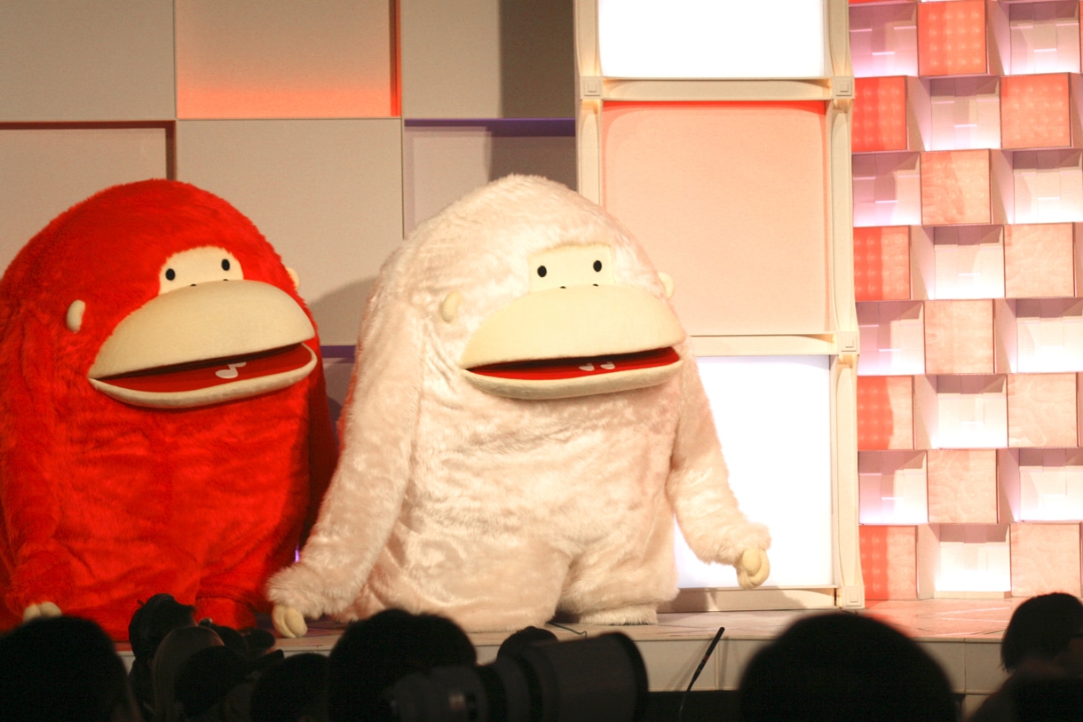 ステージを見つめる紅白公式キャラクター「ウタ♪ウッキー」。赤が「ウー♪」で白が「ター♪」。