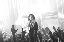 アンコールで後藤まりこはセーラー服を着てステージに登場。（写真：五十嵐絢也）