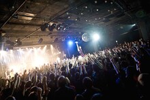 フロアを埋め尽くす観客たちはさまざまな思いを抱えミドリの最期を見守った。（写真：五十嵐絢也）