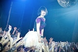 後藤まりこ(Vo, G)は艶やかなパーティドレス姿で登場し圧倒的なステージングを披露した。(写真:五十嵐絢也)