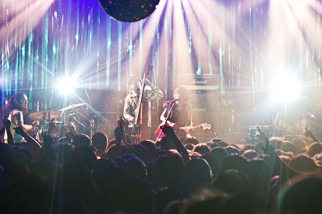 新旧取り混ぜたセットリストでバンドの集大成とも言えるステージを披露したミドリ。（写真：五十嵐絢也）