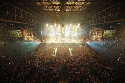 写真は「COUNTDOWN JAPAN 10/11」EARTH STAGEのカウントダウンの模様。