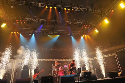 JIMMY（44MAGNUM）、TAKASHI（BUG）、ゆうや（シド）、hyde（L'Arc-en-Ciel）によるSESSION F。