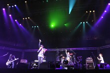 ミヤ（ムック）、ken（L'Arc-en-Ciel）、明希（シド）、三浦智也（PULLING TEETH）、秦野猛行によるSESSION D。