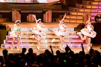 「第52回 輝く！日本レコード大賞」で最優秀新人賞に輝いたスマイレージは新曲「ショートカット」を披露。