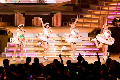 「第52回 輝く！日本レコード大賞」で最優秀新人賞に輝いたスマイレージは新曲「ショートカット」を披露。