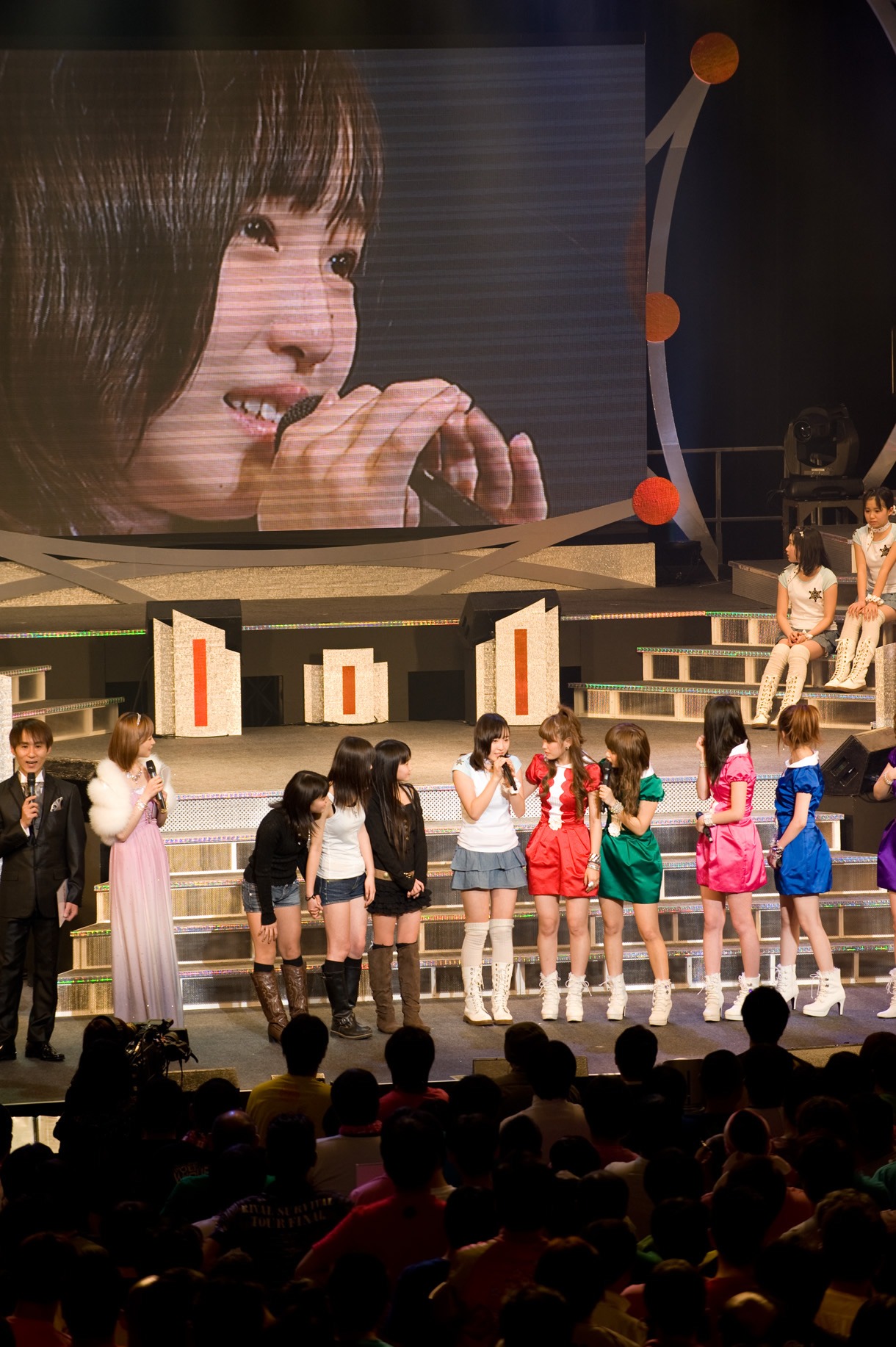 突然の大抜擢に動揺しつつも、うれし涙を見せたモーニング娘。新メンバー譜久村聖（スクリーン）。
