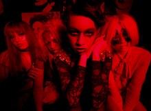 女王蜂。写真左から、やしちゃん（B）、ルリちゃん（Dr）、アヴちゃん（Vo）、ギギちゃん（G）。（撮影：岩根愛）