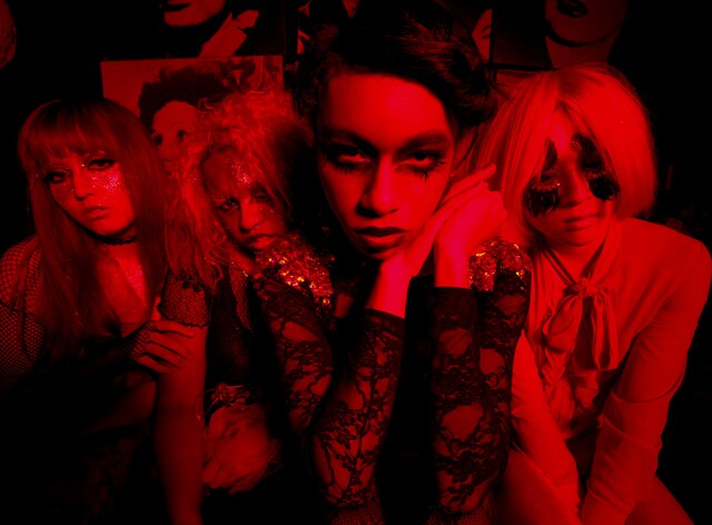 女王蜂。写真左から、やしちゃん（B）、ルリちゃん（Dr）、アヴちゃん（Vo）、ギギちゃん（G）。（撮影：岩根愛）