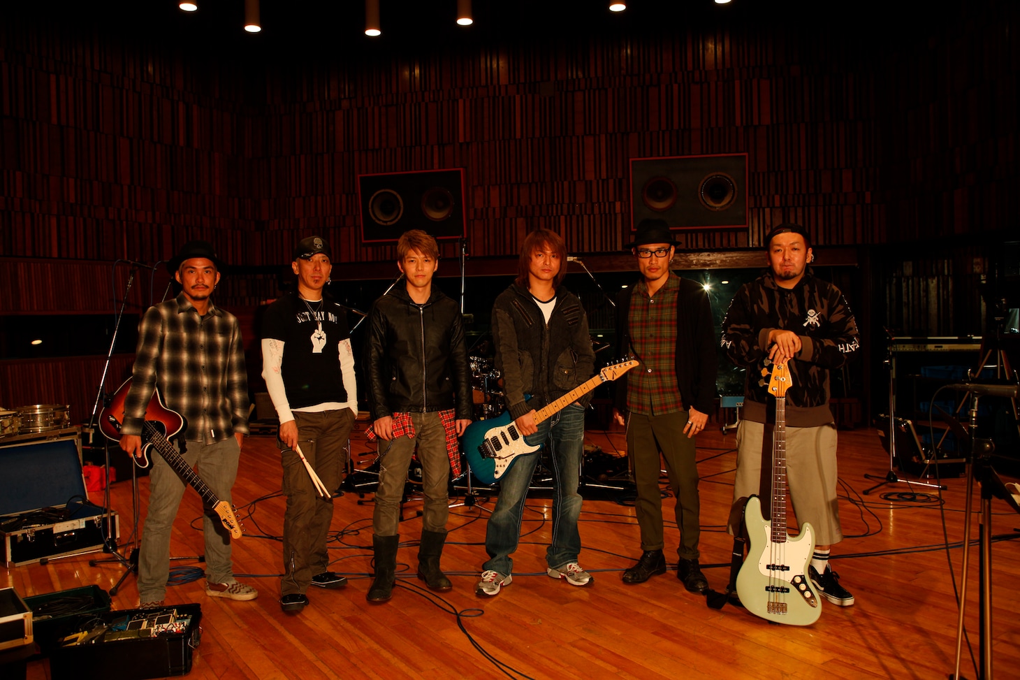 シングル「1/3の純情な感情」レコーディング中のFLOW。演奏には本家SIAM SHADEのギタリストだったDAITA（写真右から3番目）も参加した。