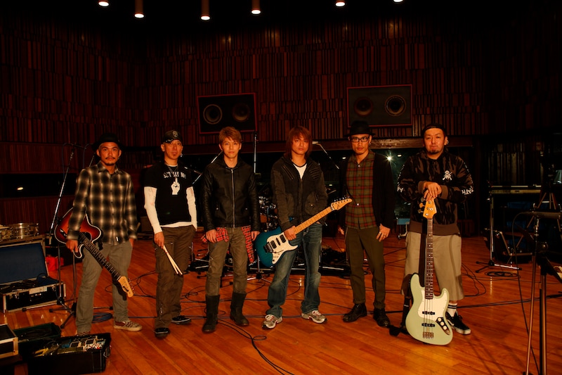 シングル「1/3の純情な感情」レコーディング中のFLOW。演奏には本家SIAM SHADEのギタリストだったDAITA（写真右から3番目）も参加した。