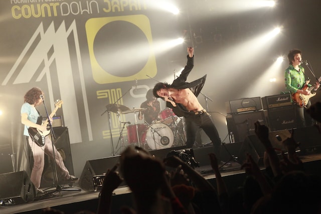 写真は12月28日に行われた「COUNTDOWN JAPAN 10/11」での黒猫チェルシーのライブの模様。