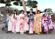 晴れ着姿で大人な装いのももいろクローバー。写真左から有安杏果、佐々木彩夏、百田夏菜子、早見あかり、玉井詩織、高城れに。