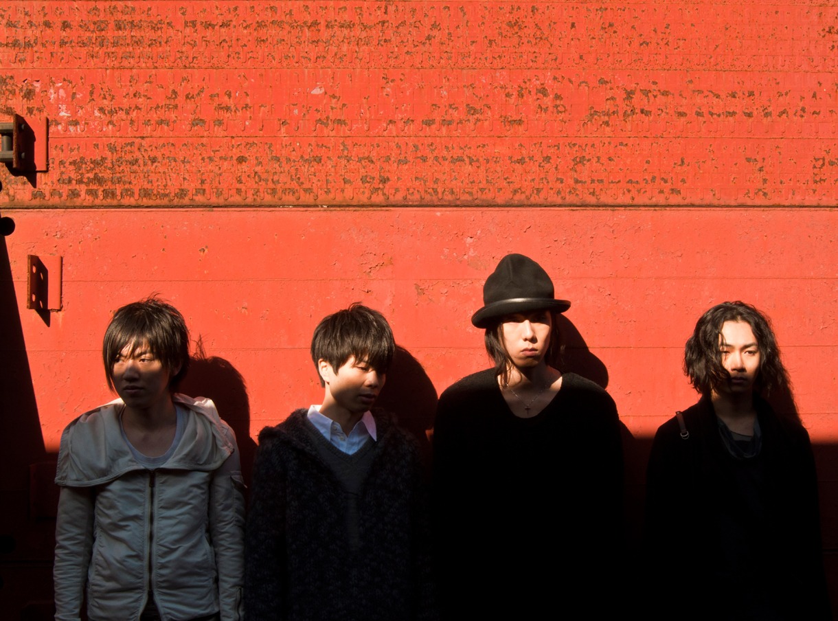 ファン待望のライブツアーがついに決定。各公演ともに即日完売必至なので、先行予約の機会をお見逃しなく。
