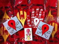 来場者全員にプレゼントされる真っ赤な軍手。