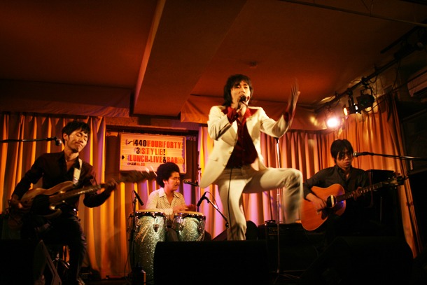 “魂の株主プラスワンモー”に熱いライブを届けるFUNKY 4。