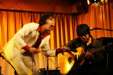 コヤマシュウ（Vo/写真左）＆マツキタイジロウ（G/右）。