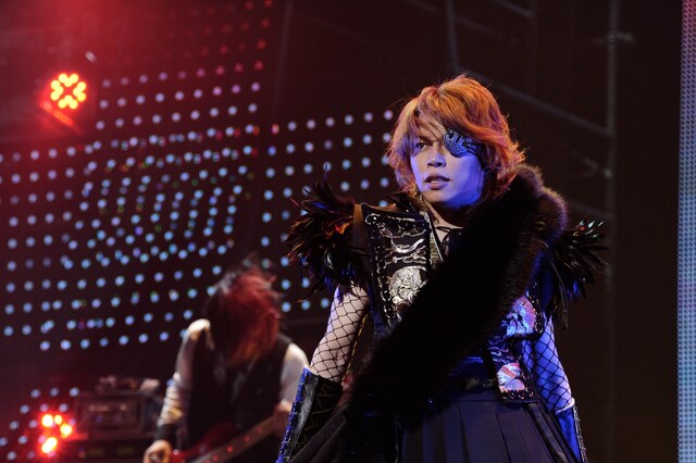 写真は日本武道館公演「T.M.R. NEW YEAR PARTY '11 LIVE REVOLUTION」の様子。