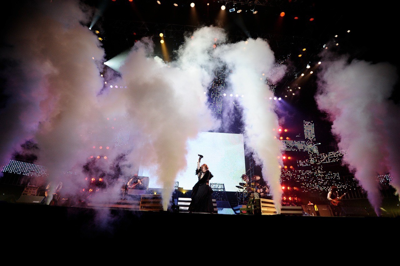 写真は日本武道館公演「T.M.R. NEW YEAR PARTY '11 LIVE REVOLUTION」の様子。