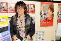 今週の人気の画像7位は「TSUTAYAにTETSUYA店長出勤！『冗談で言ってたのに』」より、レジに立つTETSUYA店長。