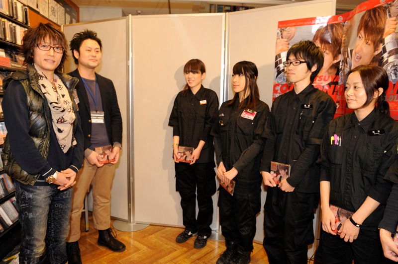 今週の人気の画像8位は「TSUTAYAにTETSUYA店長出勤！『冗談で言ってたのに』」より、店員に挨拶するTETSUYA店長。