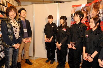 店員に挨拶するTETSUYA店長。