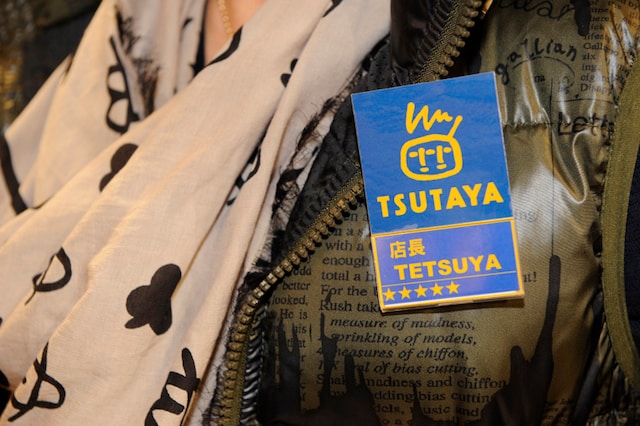 SHIBUYA TSUTAYA・TETSUYA店長のネームプレート。