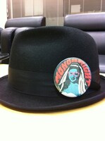 タワーレコード各店で「淫ビテーションe.p.」を購入すると、写真の特大缶バッヂがプレゼントされる。