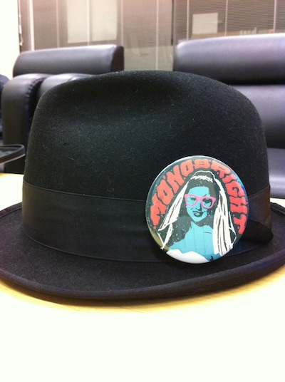 タワーレコード各店で「淫ビテーションe.p.」を購入すると、写真の特大缶バッヂがプレゼントされる。