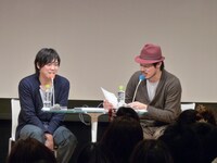 新成人たちを前にトークを繰り広げるスキマスイッチ。