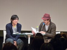 新成人たちを前にトークを繰り広げるスキマスイッチ。