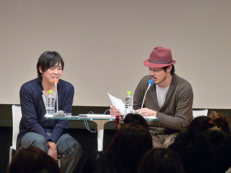 新成人たちを前にトークを繰り広げるスキマスイッチ。