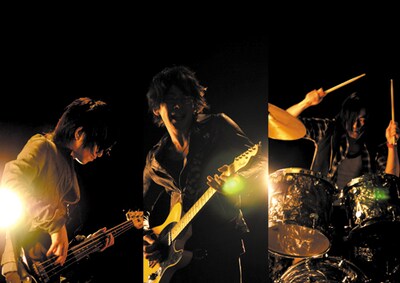 ワンマンツアーの規模を回を重ねるごとに拡大させている鴉。2011年は昨年以上に飛躍が期待される。